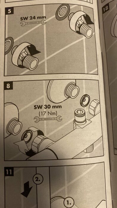 Instruktionsbild för montering av takdusch, med fokus på användning av 24 mm och 30 mm skiftnycklar för att ansluta rördelar.