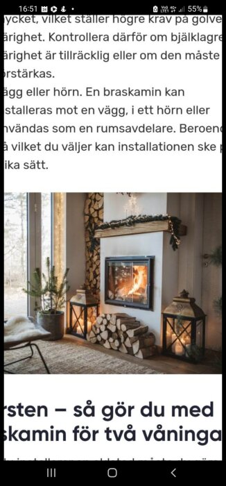 Bild av en insatskamin installerad i ett rum, omgiven av ved, dekorerad med lyktor och växter, samt text om installationen av en braskamin.