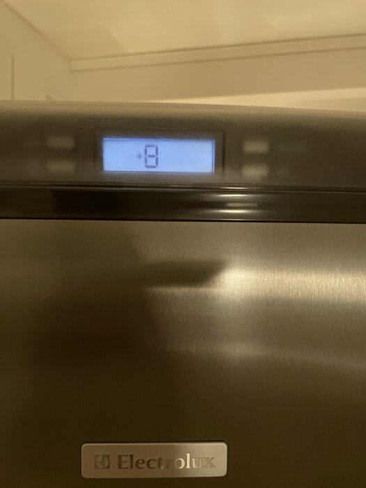 Närbild av Electrolux-kylskåp med en digital display som visar temperaturen +8 grader.