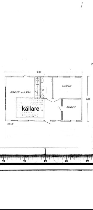 Skiss av ett fritidshus med allrum, kök, två sovrum och en källare markerad i mitten. Skalan längst ned visar måtten 0-30 cm.