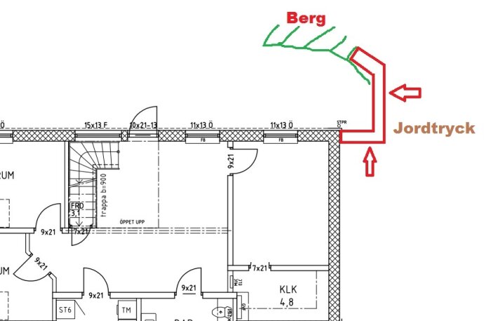 Planskiss med markering för stödmur mot berg samt illustration av jordtryck riktad mot huset och berget.