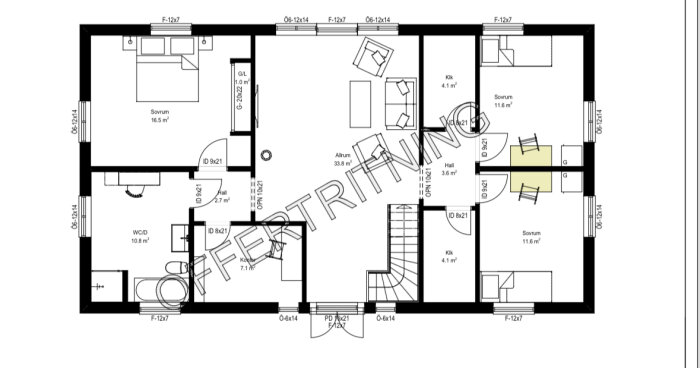 Planritning av ett hus med sovrum, vardagsrum, kök, klädkammare och badrum. Två fönster har tagits bort från framsidan, tydligt markerat som offert.