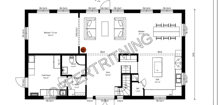 Planritning över villa med bibliotek, matplats, kök, tvätt/teknikrum, groventré. Två fönster borttagna på framsidan. Ordet "OFFERRITNING" över bilden.