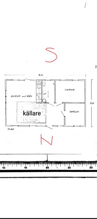 Planlösning över ett hus som visar ett allrum med kök, två sovrum och en källare. Texten "S" och "N" indikerar orientering.