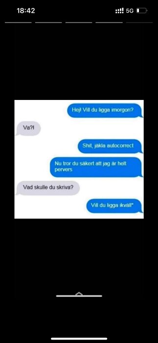 Skärmdump av ett sms-samtal där en auto-correct felstavning leder till en komisk dialog om att "ligga imorgon" istället för "ikväll".