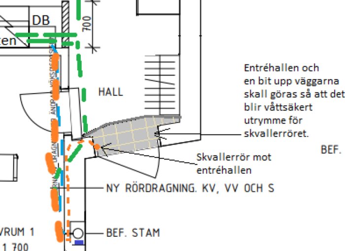 Planlösning visar inspektionslucka med alternativ för att leda bort vatten; skvallerrör markerade med orange:a streck, hallens vattentäta golv och rördragning visas.