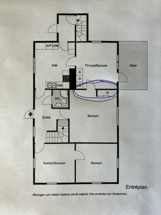 Planskiss över husets entréplan med markerad murad vägg mellan kök och vardagsrum/sovrum.