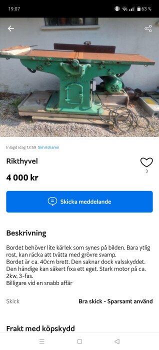 Grön rikt- och planhyvel med ytrost, belägen utomhus på grus. Bordet saknar valskydd och har en motor på cirka 2 kW, 3-fas. Säljes för 4000 kr.