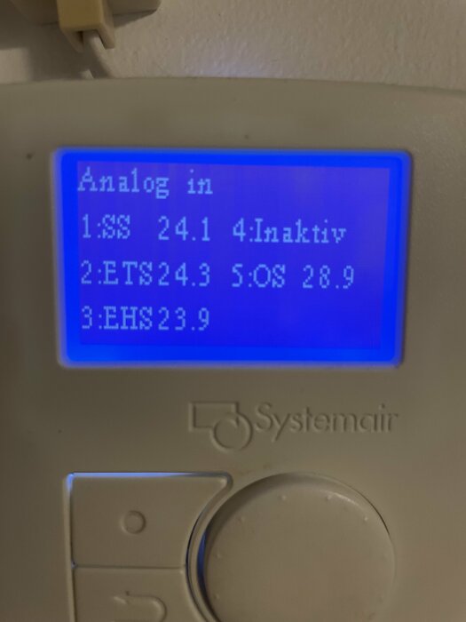 Display på Systemair-kontrollpanel visar sensorvärden, där fyra givare listas, varav en står som "Inaktiv", och de andra visar temperaturvärden.