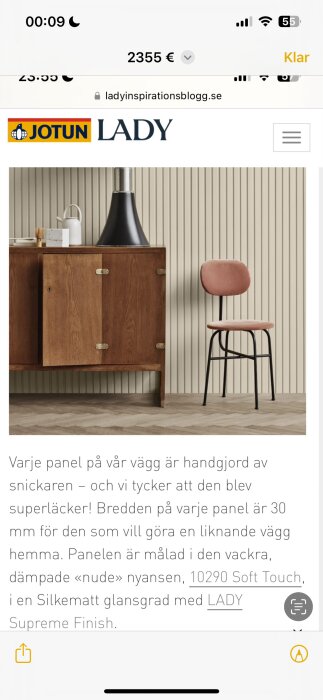 Bild på en vägg täckt med smal träpanel i beige. Framför väggen står ett träskåp med några föremål ovanpå och en rosa stol med metallben.