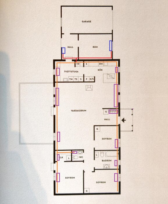 Planlösning för enplanshus med nya slingor (röda streck) och nya radiatorer (blått). Utbyggnadens två rum och koppling till befintliga värmesystem är markerade.