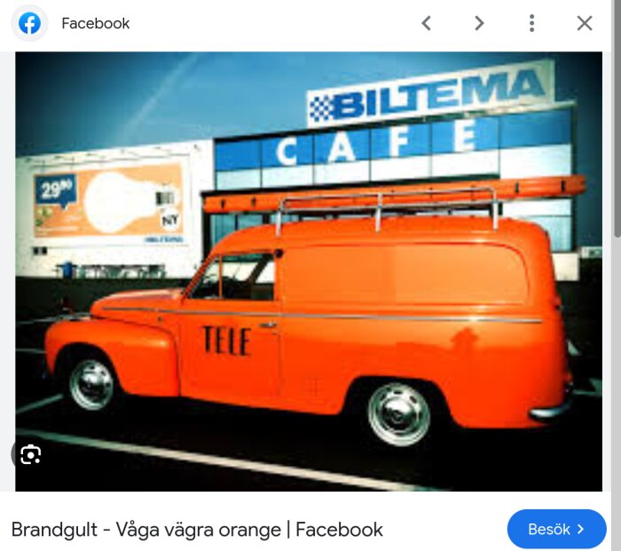 En brandgul vintagebyggbil med texten "TELE" parkerad framför en Biltema-butik och café.