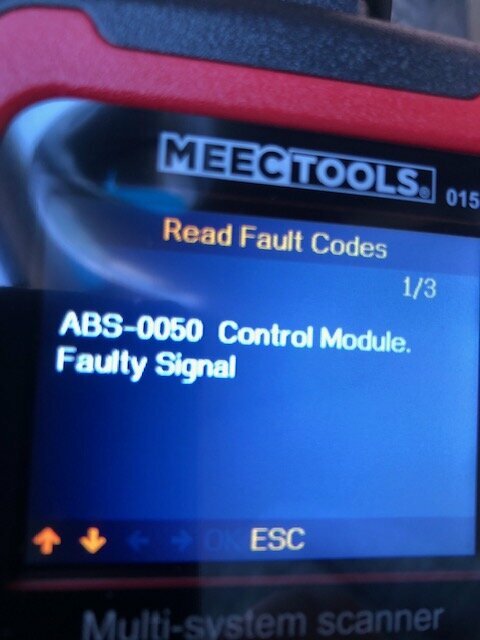 Felkodsläsare visar "ABS-0050 Kontrollmodul Faulty Signal" på skärmen.