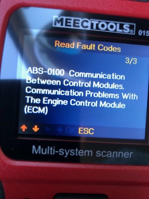 Diagnostikverktyg från MEEC TOOLS visar felkoden ABS-0100, som indikerar kommunikationsproblem mellan kontrollmoduler och motorkontrollmodul (ECM).