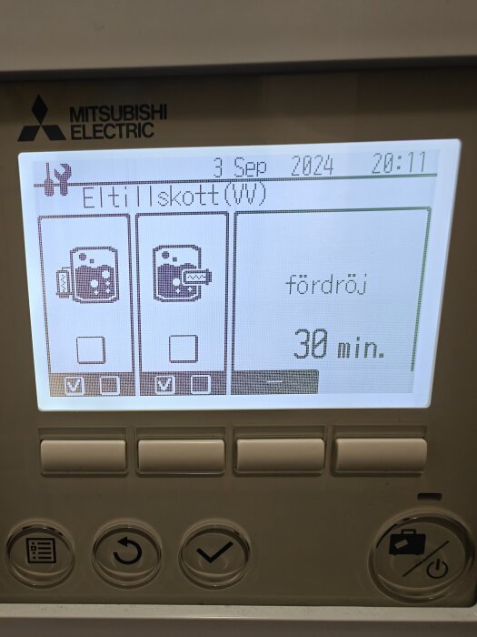 En skärm på en Mitsubishi Electric värmepump visar inställningen "Eltillskott" och "fördröj 30 min." med ikoner och knappar under skärmen.