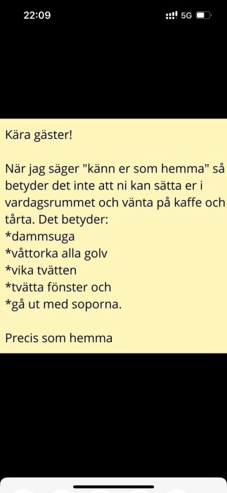 Text på en mobilskärm som listar hushållssysslor som dammsuga, våttorka golv, vika tvätt, tvätta fönster och ta ut soporna, med rubriken "Kära gäster!".