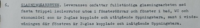 Maskinskriven text om glasmästeriarbeten med detaljer kring glastyper, inklusive 2-glas och 3-glas kopplade och öppningsbara fönster i olika delar av ett hus.