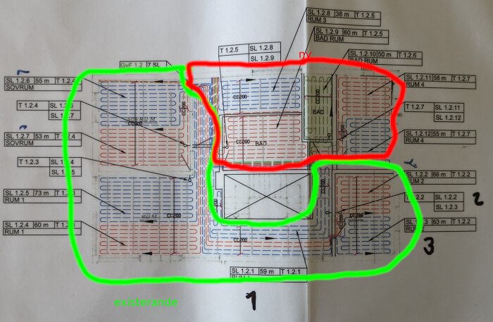 Golvvärmeplanskiss med slingor och måttangivelser för olika rum, markerade med gröna och röda linjer som visar olika sektioner samt oanvänd utgång i fördelaren.