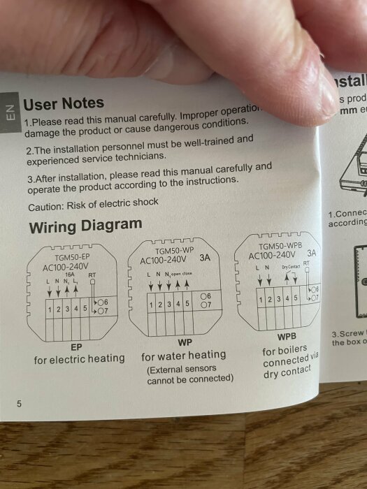 Bild på en manual med användarinstruktioner och kopplingsscheman för olika typer av termostater, inklusive elektrisk och vattenburen uppvärmning.