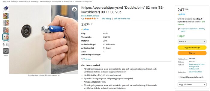 Knipex apparatskåpsnyckel DoubleJoint visas med produktspecifikationer och pris på Amazon-sidan i svenska kronor, hålls i en hand.