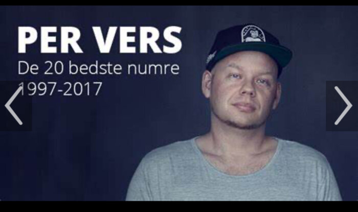 Omslag för "Per Vers: De 20 bedste numre 1997-2017", med en man i grå t-shirt och svart keps framför grå bakgrund.