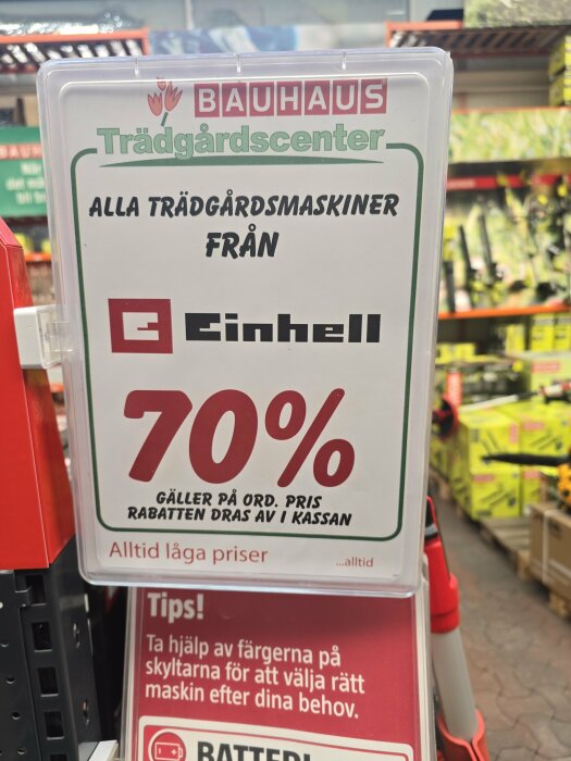 Skylt på Bauhaus Trädgårdscenter som informerar om 70% rabatt på alla Einhell trädgårdsmaskiner. "Gäller på ord. pris, rabatten dras av i kassan".