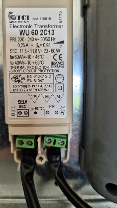 Elektronisk transformator WU 60 2C13 från TCI, specificerad för primär 230-240V och sekundär 11,3-11,8V, ansluten med kablar.