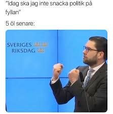 En person i kostym och slips står vid en talarstol med texten "SVERIGES RIKSDAG" och gör en gest med båda nävarna i luften. Överst står texten "Idag ska jag inte snacka politik på fyllan".