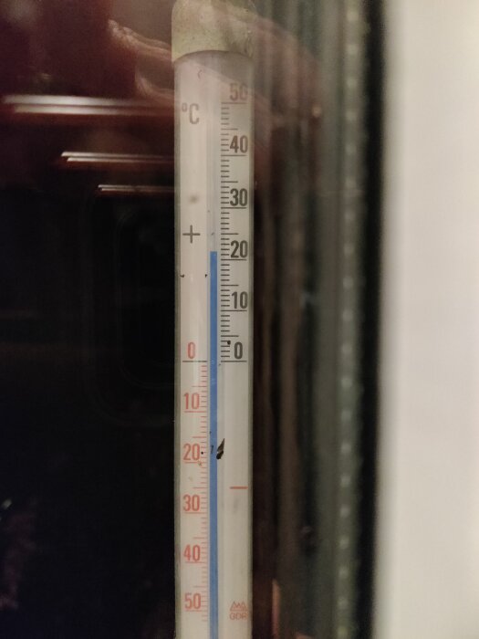 Termometer som visar en temperatur på strax under 0°Cervinuservända handyrapítő straigeria ristrinacolas reffiatatt asrajaslavíos tarappaeltas.