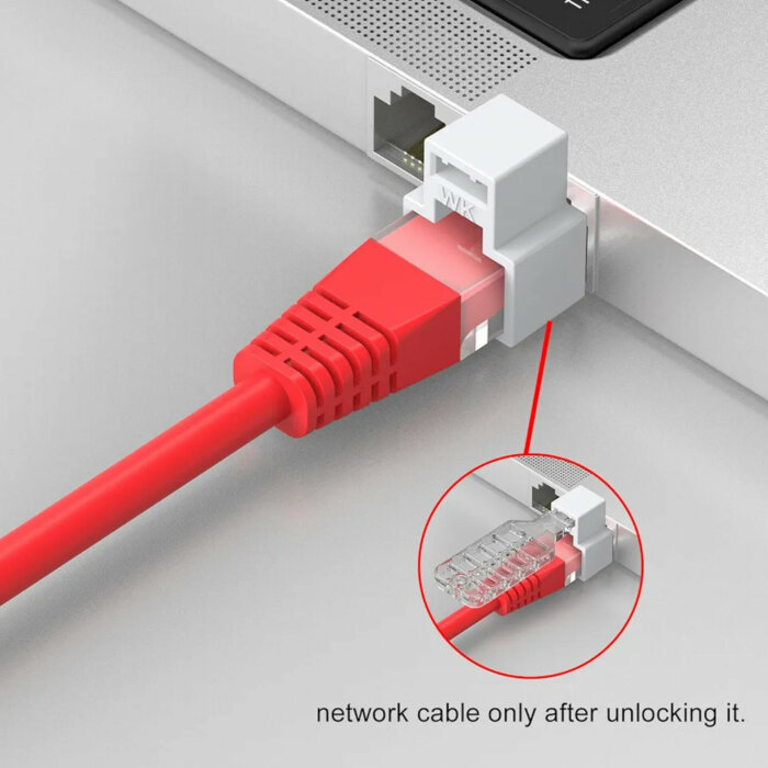 Röd nätverkskabel ansluten till en adapter med låsmekanism för säkerhetsändamål, som visas ansluten till en bärbar dator.