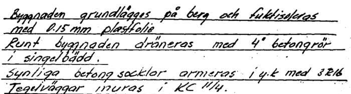 Arkitektritning av byggnadsgrund med texten: "Byggnaden grundläggas på berg och fuktisoleras med 0,15 mm plastfolie. Runt byggnaden dräneras med 4" betongrör.