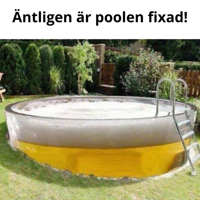 Bild på en trädgård med en pool som ser ut som ett ölglas, med skum ovanpå och gul vätska under. Texten "Äntligen är poolen fixad!" finns ovanför bilden.