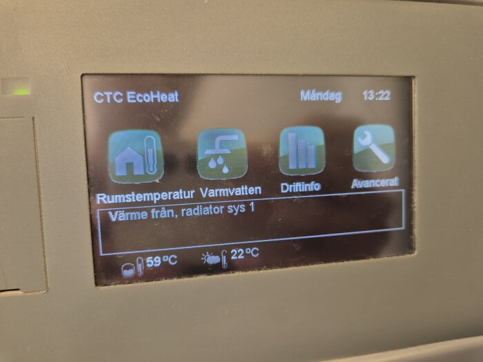 Display på CTC EcoHeat med information om rumstemperatur, varmvatten, driftsinfo och avancerade inställningar. Temperaturen visas som 59°C och 22°C.