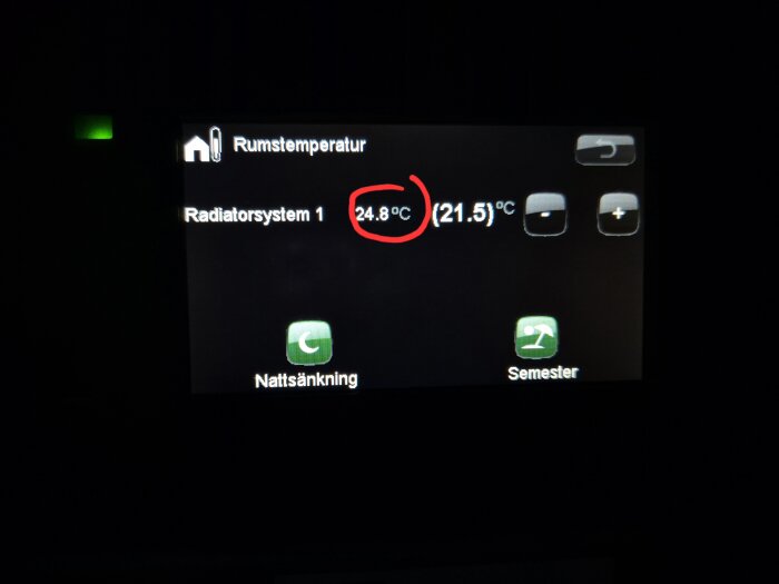 Skärm på ett radiatorsystem som visar en temperatur på 24,8 grader Celsius, trots att den justerade temperaturen är 21,5 grader Celsius.