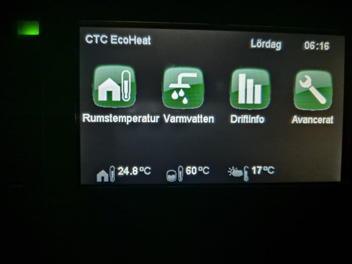 Bild på en CTC EcoHeat-panel som visar ikonmenyn med rumstemperatur 24,8 grader, varmvattentemperatur 60 grader och utomhustemperatur 17 grader klockan 06:16.