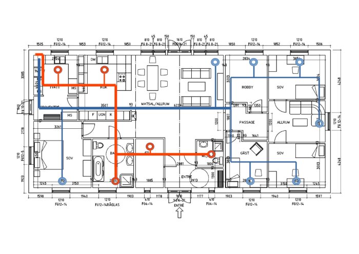 Planritning för ett FTX-system i ett hus med 178 kvm boyta, som visar placering av 160-rör (röda linjer) och 125-rör (blå linjer).