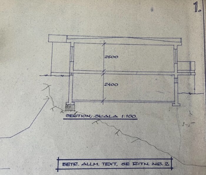 Ritning med en sektion av en byggnad som visar två våningar och måtten 2500 och 2400 mm, med sprickor och markering av sockel i den nedre delen. Skalritning: 1:100.