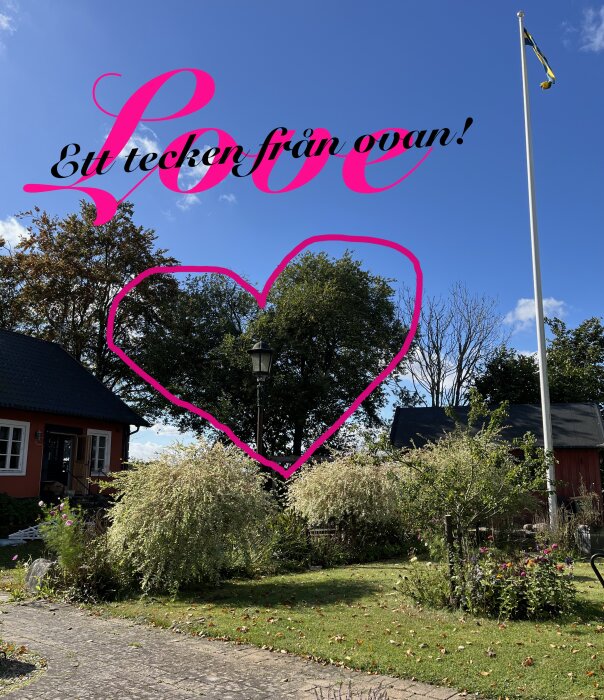 Trädgård med flaggstång, buskar och ett trähus i bakgrunden under blå himmel. Text och hjärta på bilden säger "Love, Ett tecken från ovan!".