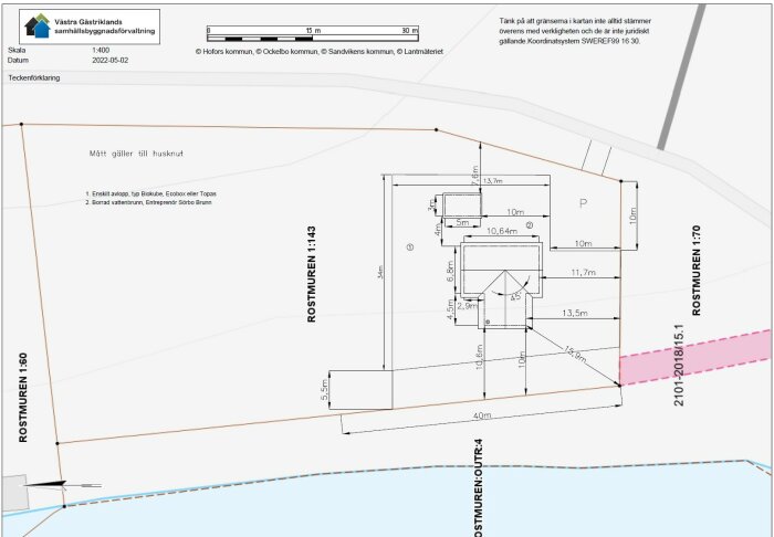 Bygglovsritning med husplacering och måttangivelser inom en tomt samt gränser till angränsande vägar och vattenområde.