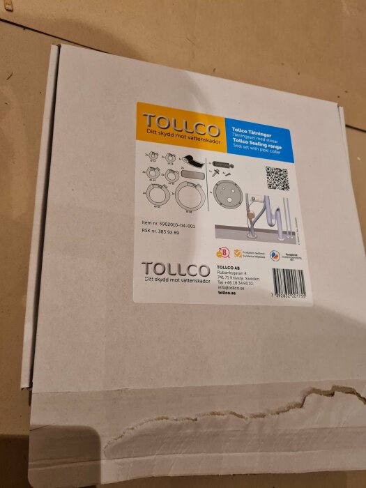 Paket från Tollco med tätningsset för vatteninstallationer, inklusive tätningar med rörstosar.