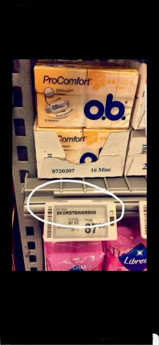 Förpackningar med ProComfort-tamponger ovanför en prisskylt för Skorsteinsrens på en butikshylla.