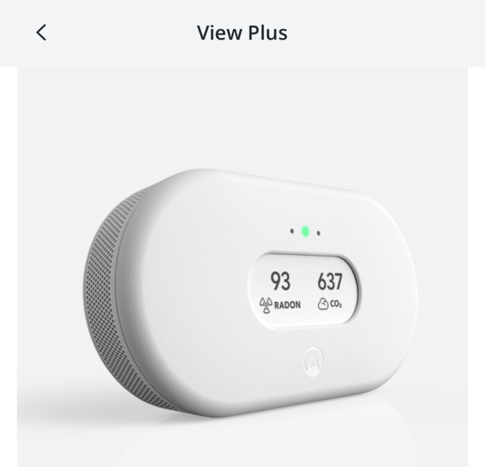 Airthings radonmätare visar 93 Bq/m3 radon och 637 ppm koldioxid på en digital display, med texten "View Plus" ovanför.