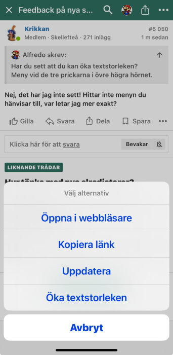 Bild av ett diskussionsforum på mobil med frågan om att öka textstorlek genom tre prickar i övre högra hörnet samt en meny med olika alternativ.