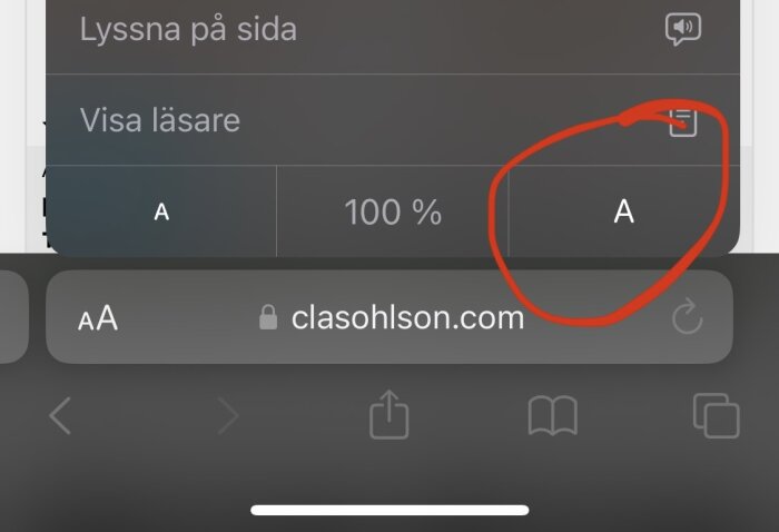 Safari-läsarinställningar på en iPhone, med alternativ för att ändra textstorlek och visa läsarläge. Webbplats: clasohlson.com.