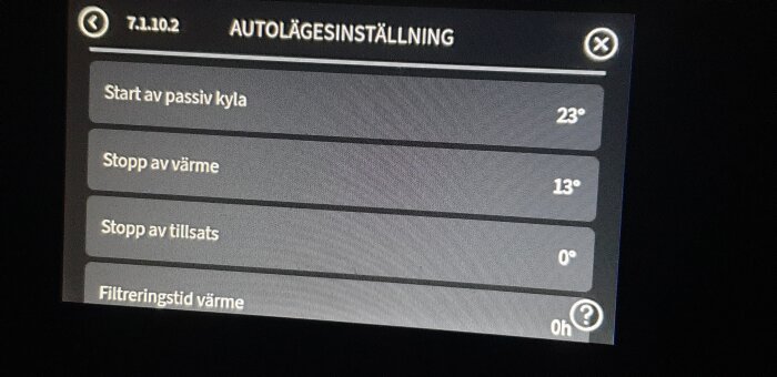 Bild av en display som visar autolägesinställningar för värme med inställningarna: start av passiv kyla (23°), stopp av värme (13°), stopp av tillsats (0°) och filtreringstid värme (0h).
