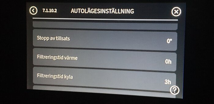 Autolägesinställningar på en värmepump visar "Stopp av tillsats 0°", "Filtreringstid värme 0h", och "Filtreringstid kyla 3h".