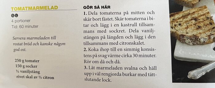 Recept på tomatmarmelad med ingredienser och steg-för-steg anvisningar. Bilden visar rostat bröd på en skärbräda.