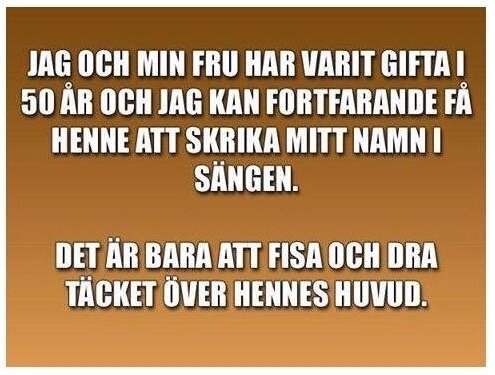 Bild med ett skämt om ett par som varit gifta i 50 år. Texten säger att maken kan få sin fru att skrika hans namn i sängen genom att fisa och dra täcket över hennes huvud.