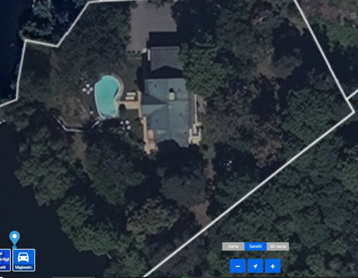 Satellitbild av en fastighet med ett hus och en pool omgivet av täta träd, med markering som identifierar området som inläggsförfattaren refererar till.