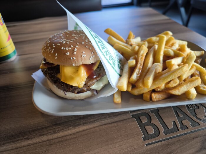 Hamburgare med ost och pommes frites serverad på en tallrik på restaurangen Blå Haren i Hudiksvall.